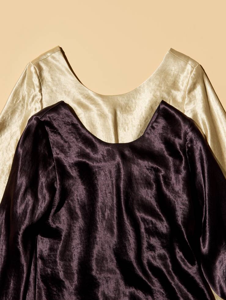 〈ビームス サロン〉のサテンブラウス&スカート