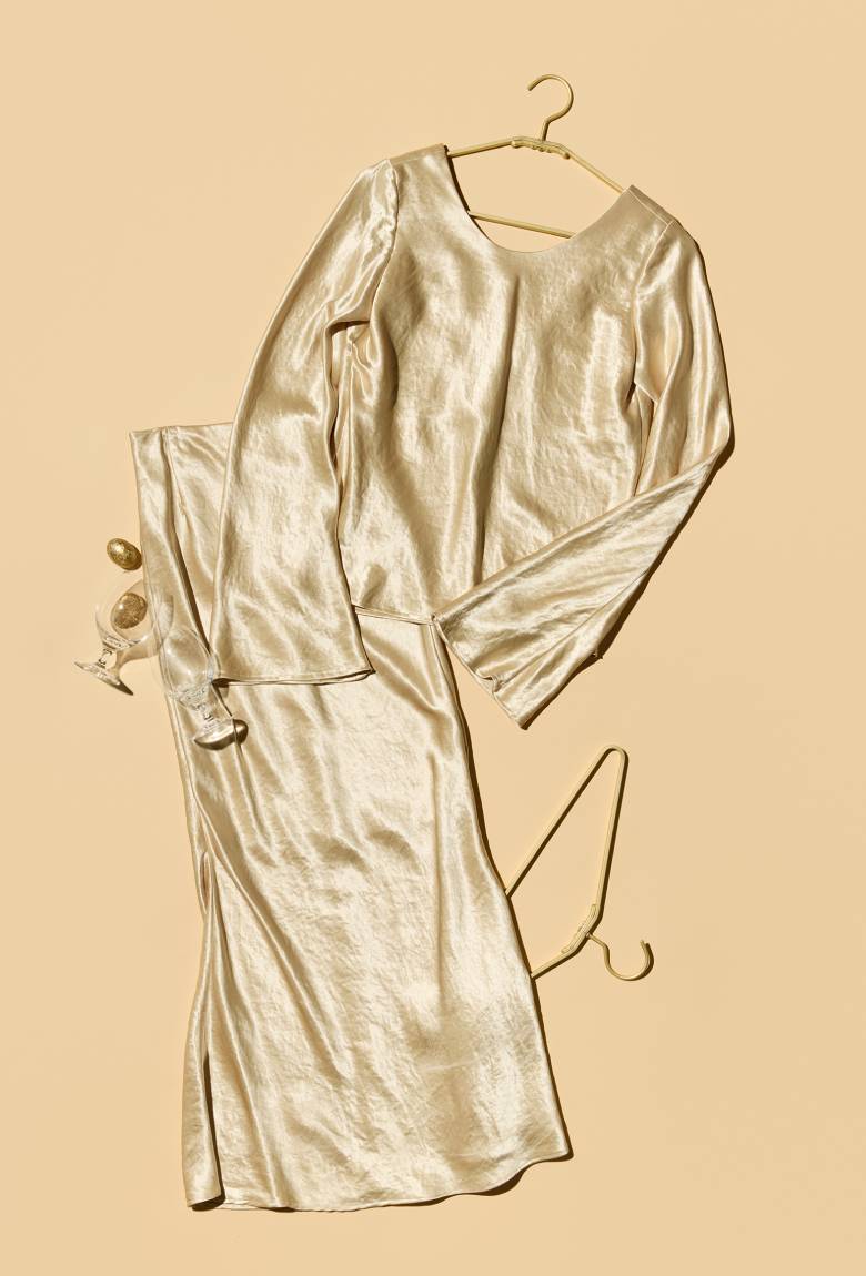 〈ビームス サロン〉のサテンブラウス&スカート