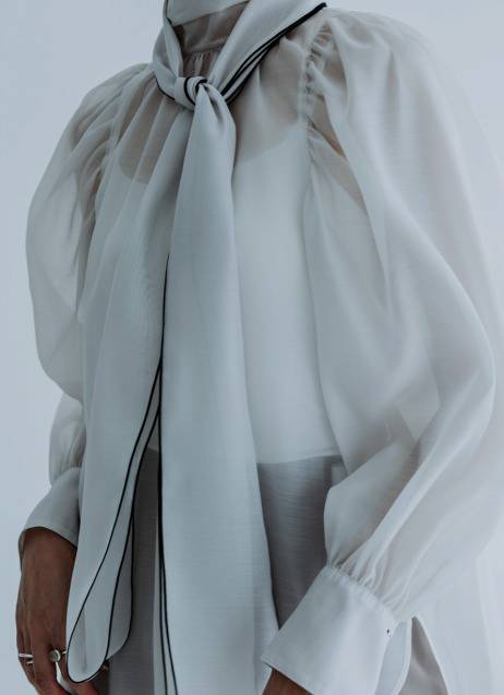 〈デミルクス ビームス〉のブラウス