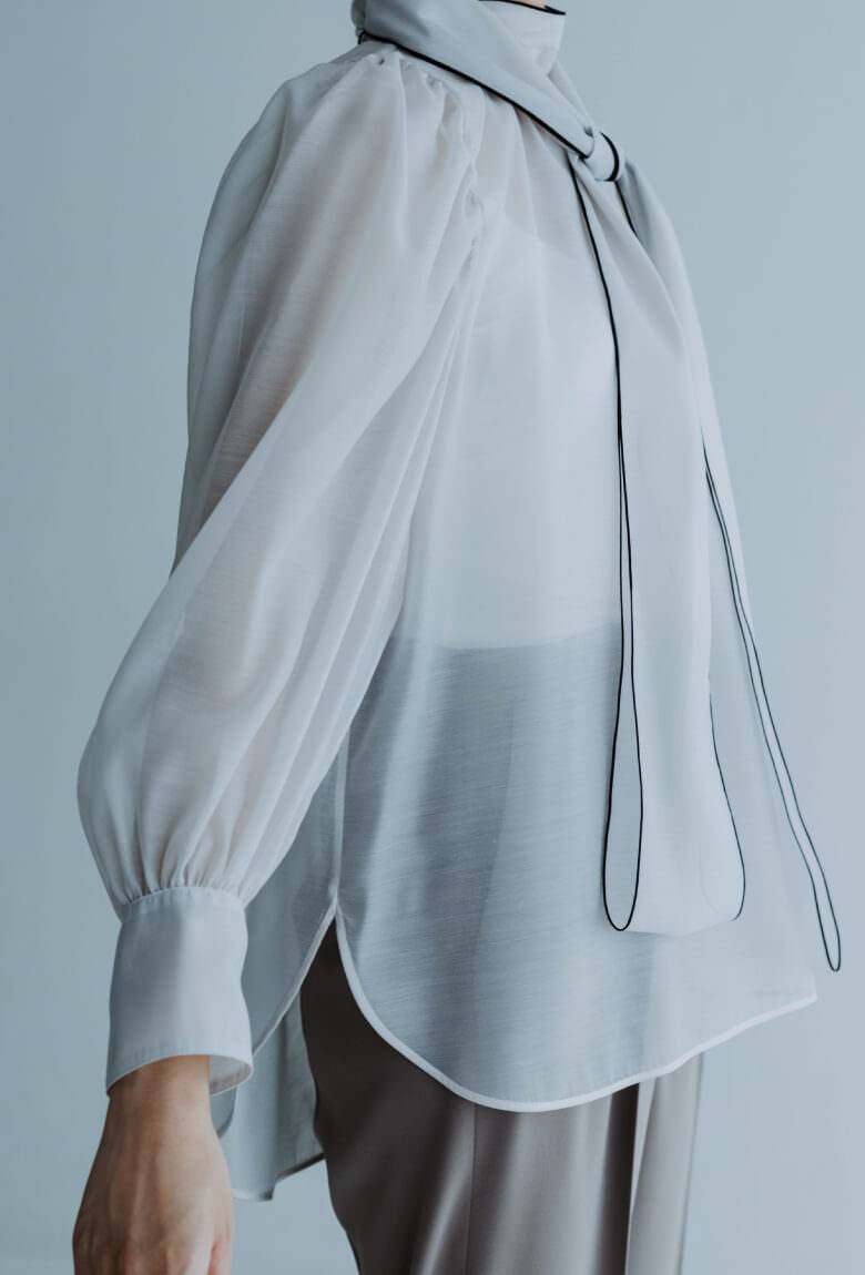 〈デミルクス ビームス〉のブラウス