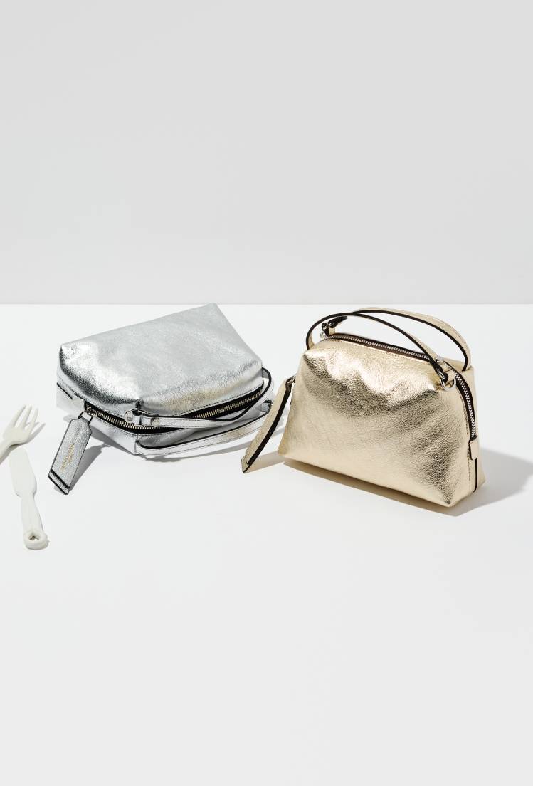 〈ジャンニ キアリーニ〉のメタリックバッグ