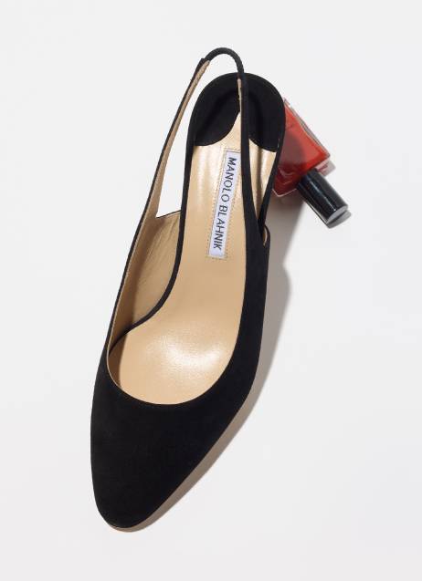 〈マノロ ブラニク〉のストラップパンプス