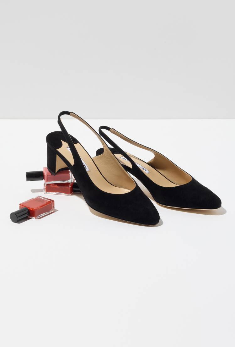 〈マノロ ブラニク〉のストラップパンプス