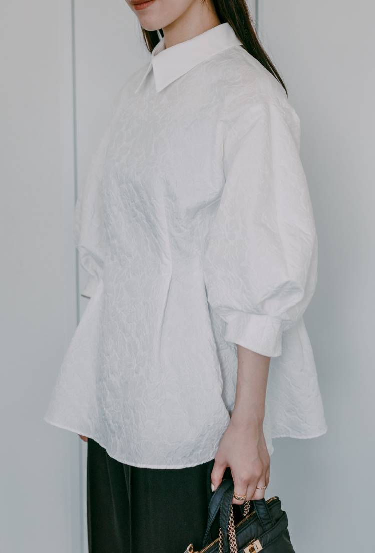 〈デミルクス ビームス〉のブラウス