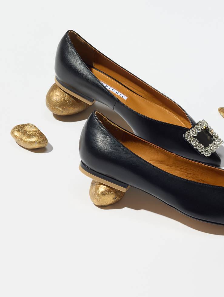 〈ピッピシック〉のパンプス