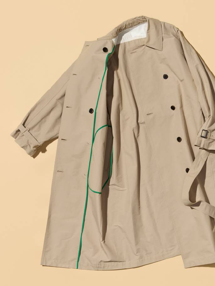 〈エーケーワン〉のトレンチコート