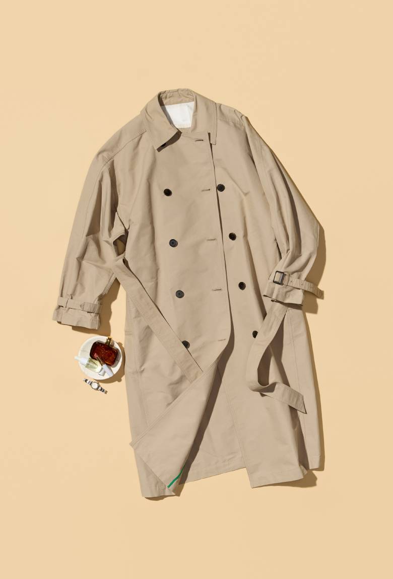 〈エーケーワン〉のトレンチコート