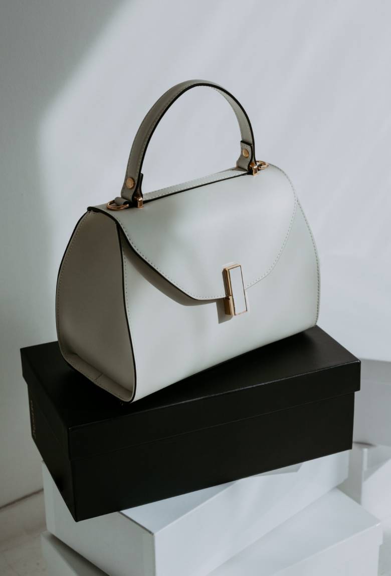 〈ジャンニ ノターロ〉のハンドバッグ