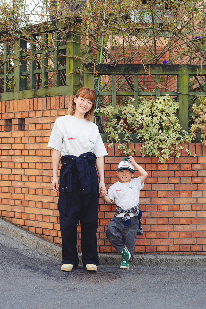 トミカ〉と楽しむリンクスタイル。 〈STARBUCKS STAND by BEAMS〉親子