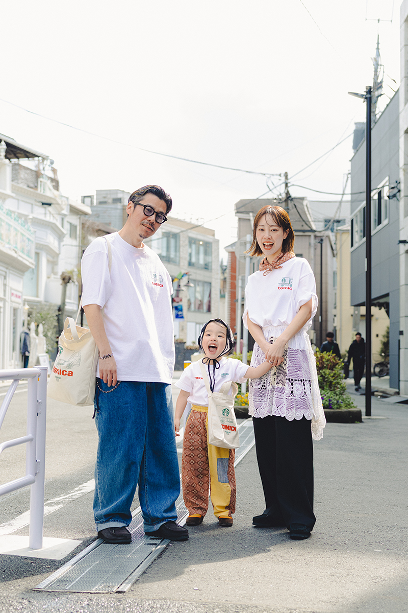トミカ〉と楽しむリンクスタイル。 〈STARBUCKS STAND by BEAMS〉親子