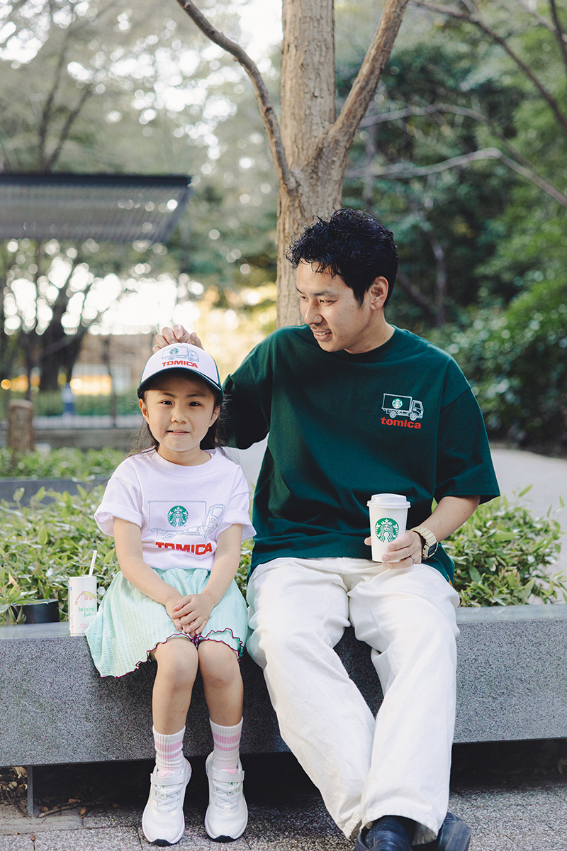 トミカ〉と楽しむリンクスタイル。 〈STARBUCKS STAND by BEAMS〉親子