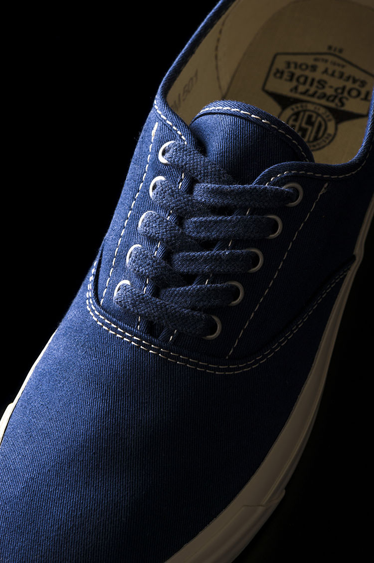 スペリー トップサイダー〉の別注スニーカー『MIL CVO』 | BEAMSの百