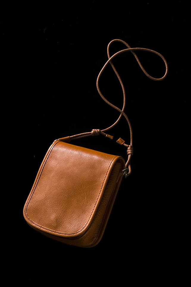 スロウ〉の別注レザーバッグ | BEAMSの百名品 | BEAMS BEST 100