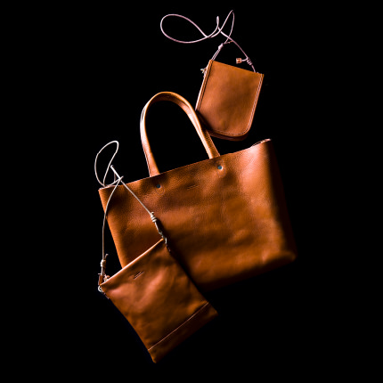 スロウ〉の別注レザーバッグ | BEAMSの百名品 | BEAMS BEST 100