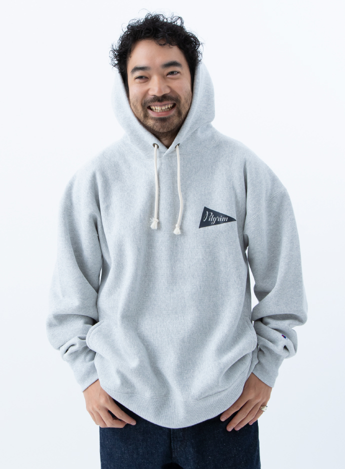 チャンピオン×ピルグリム サーフ＋サプライ〉のスウェットフーディ