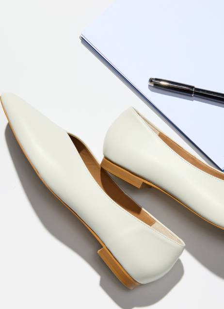 〈デミルクス ビームス〉のパンプス