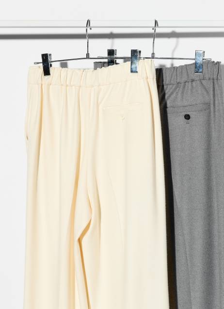 〈デミルクス ビームス〉のパンツ