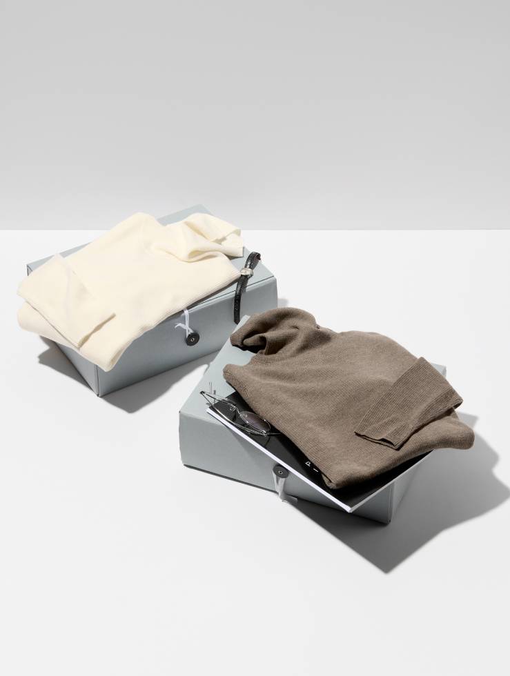 〈デミルクス ビームス〉のタートルネックニット