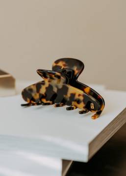 〈アレクサンドル ドゥ パリ〉のヘアクリップ