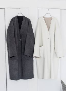 〈デミルクス ビームス〉のロングコート