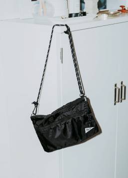 〈ピルグリム サーフ+サプライ〉のサコッシュ