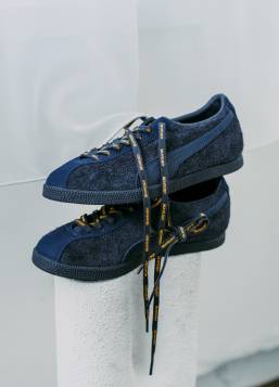 〈プーマ〉の別注スニーカー