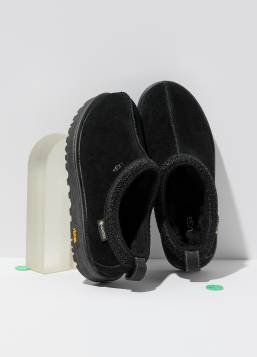 〈アグ〉のスリッポン