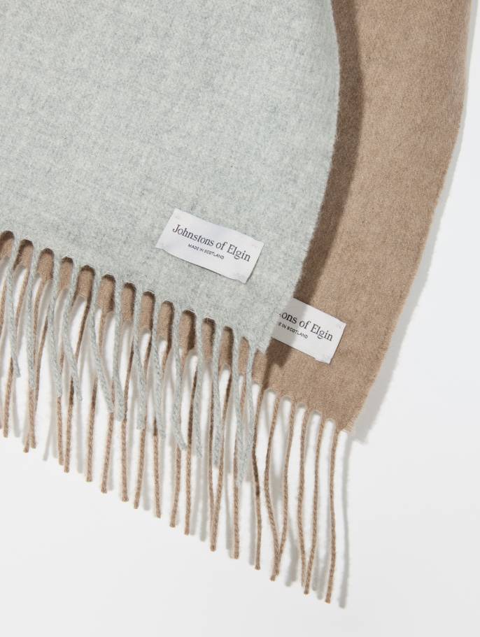 〈ジョンストンズ オブ エルガン〉のカシミヤストール