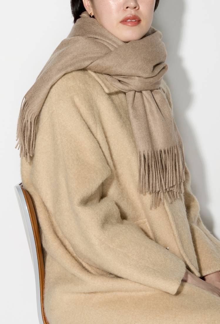 〈ジョンストンズ オブ エルガン〉のカシミヤストール