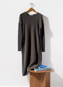 〈デミルクス ビームス〉のニットワンピース