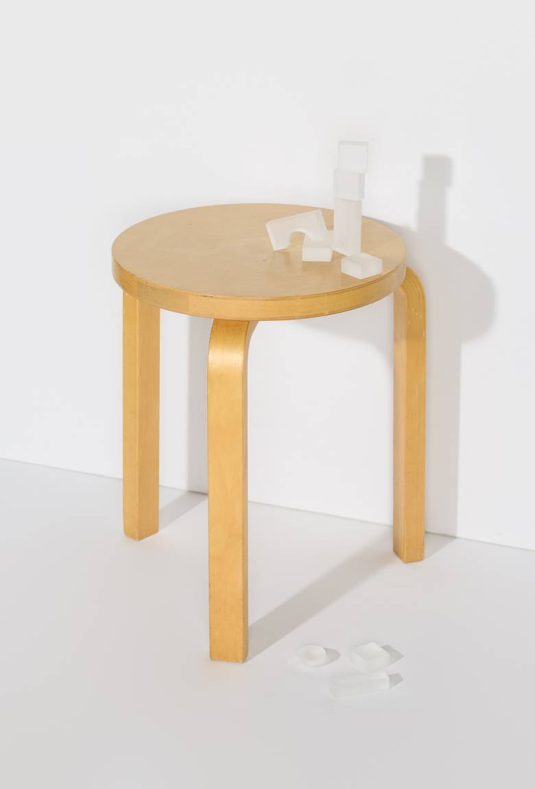 〈アルテック〉のスツール60