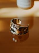 〈デミルクスビームス〉のバングル