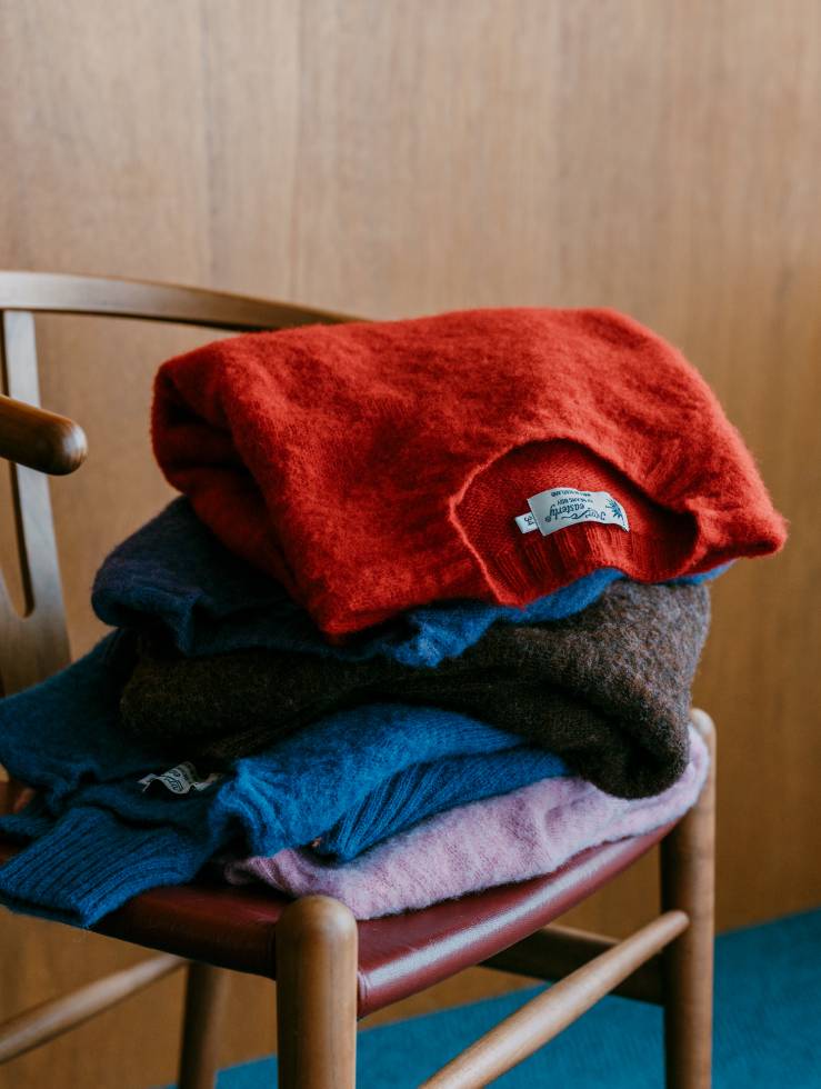 〈ノア イースターリー〉のニット