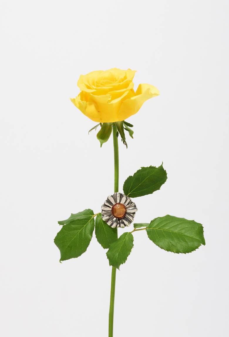 〈オトロアクセソリオ〉のフラワーリング