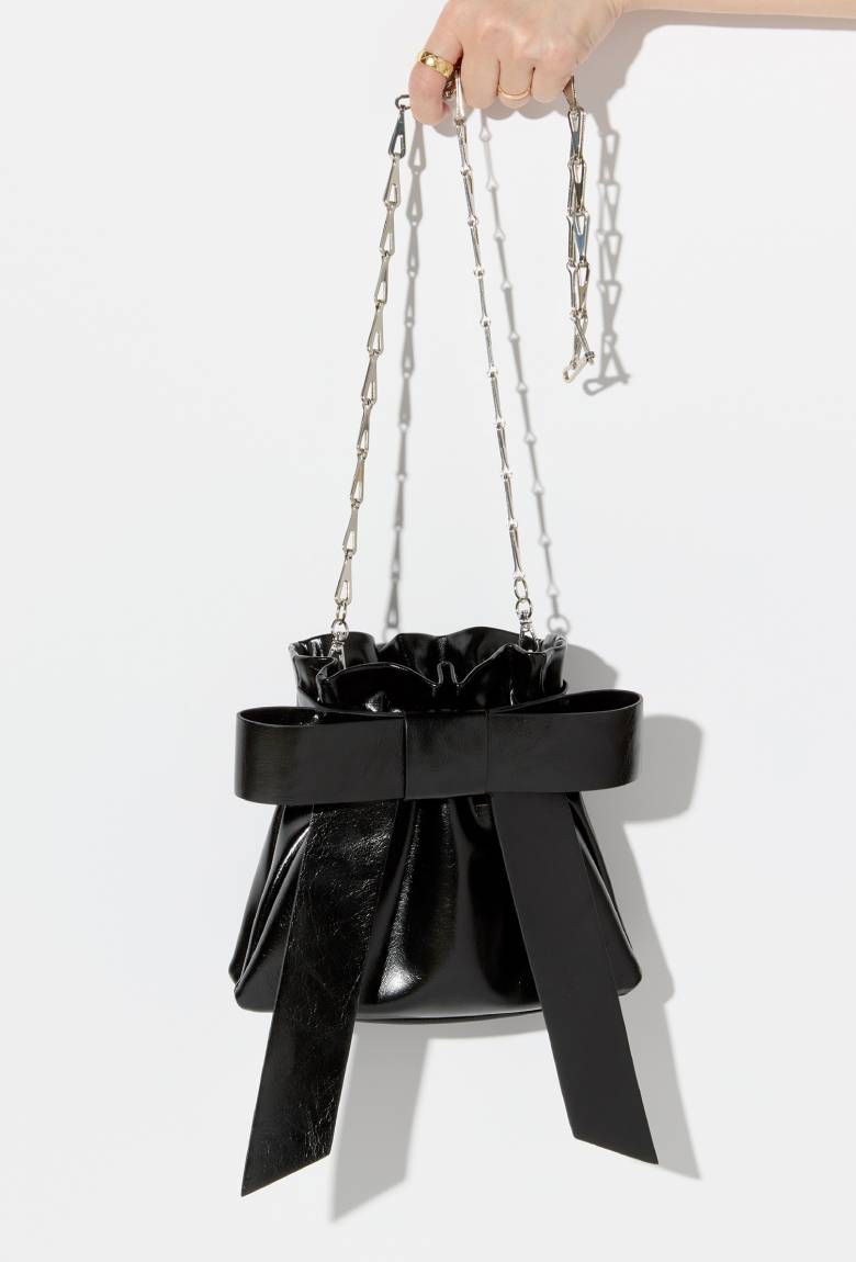 〈レイ ビームス〉のリボンバッグ