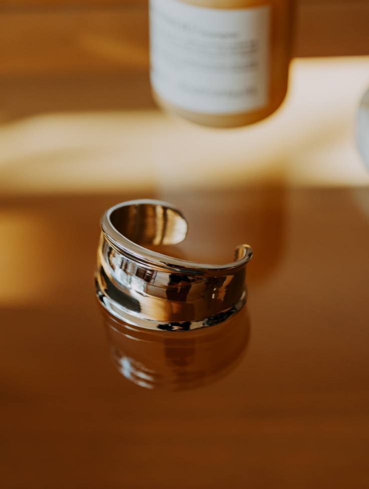 〈デミルクスビームス〉のバングル