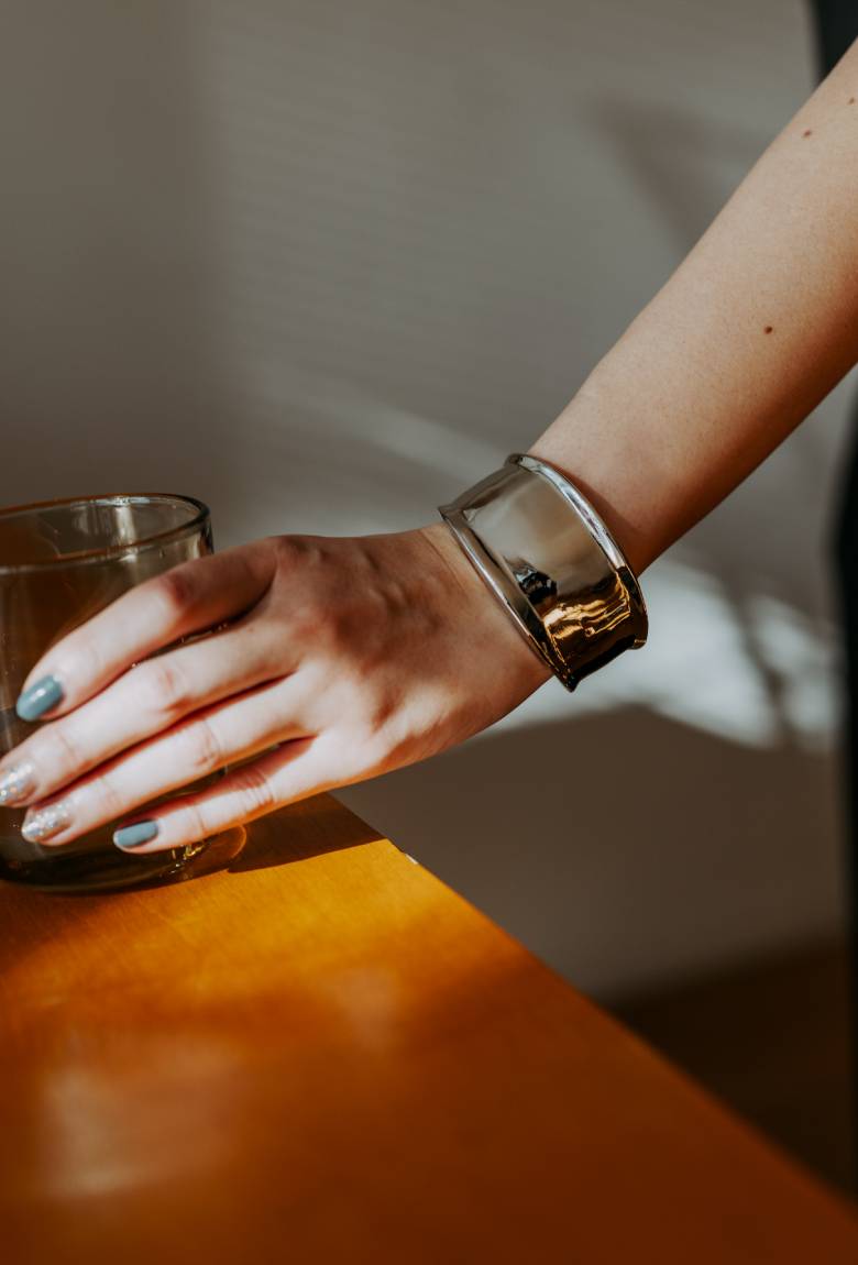 〈デミルクスビームス〉のバングル