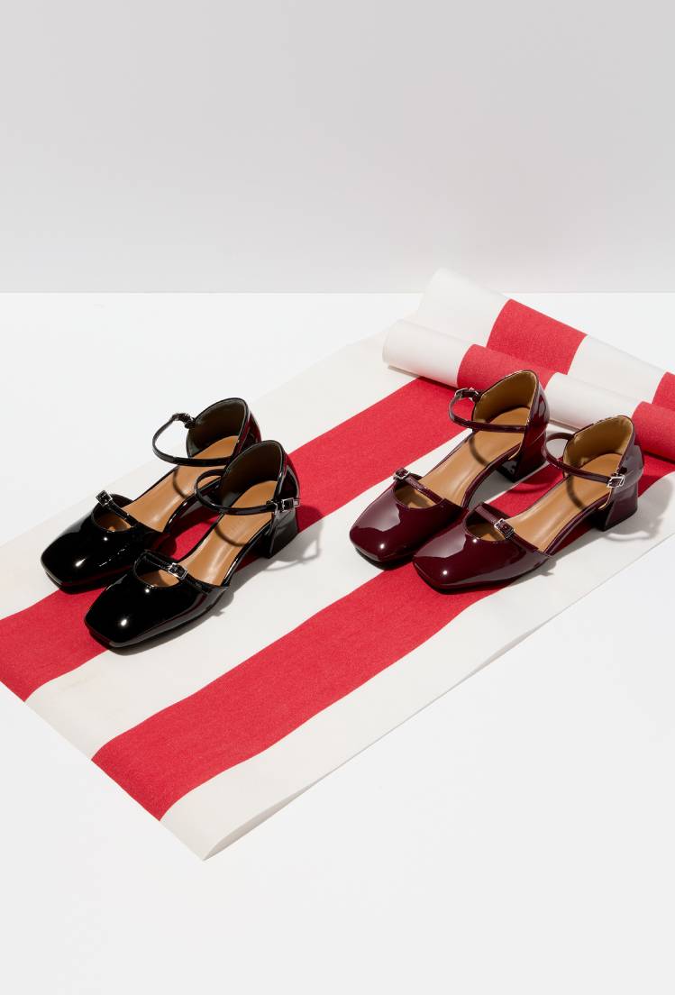 〈レイ ビームス〉のパンプス