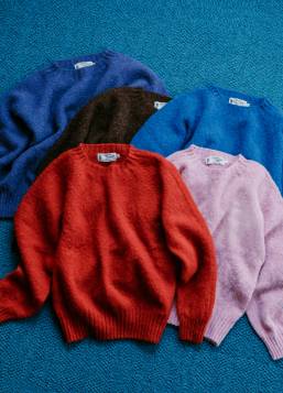 〈ノア イースターリー〉のニット