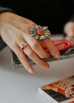 〈オトロアクセソリオ〉のフラワーリング