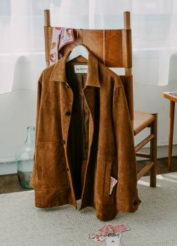 〈レイ ビームス〉のフェイクスエードジャケット