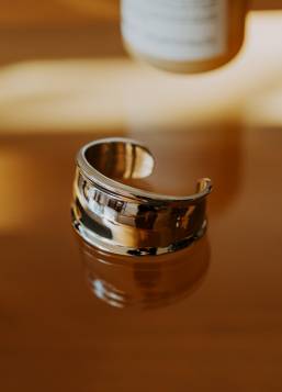 〈デミルクスビームス〉のバングル