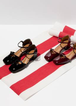 〈レイ ビームス〉のパンプス