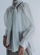 〈デミルクス ビームス〉のブラウス