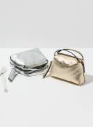 〈ジャンニ キアリーニ〉のメタリックバッグ