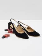 〈マノロ ブラニク〉のストラップパンプス