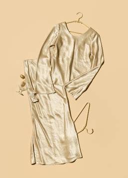 〈ビームス サロン〉のサテンブラウス&スカート