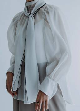 〈デミルクス ビームス〉のブラウス