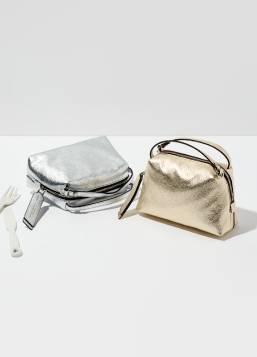 〈ジャンニ キアリーニ〉のメタリックバッグ