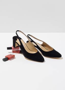 〈マノロ ブラニク〉のストラップパンプス